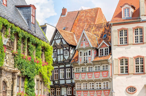 Alte, traditionelle Fachwerkhäuser in der Welterbestadt Quedlinburg im Harz, Markt und und Gebäude der Stadtverwaltung