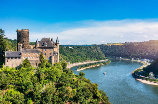 Burg Katz und romantischer Rhein im Sommer.