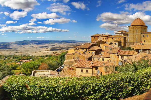 Busreisen in die Toskana nach Volterra .