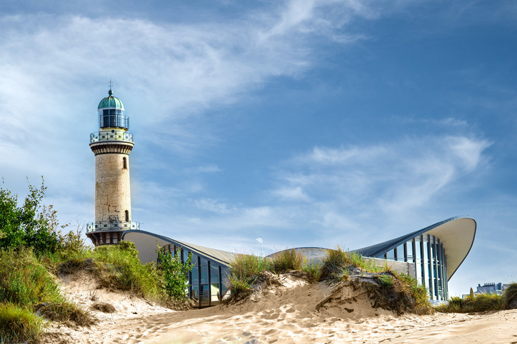 Warnemünde, der idyllische Küstenort bei Rostock, ist ein beliebter Abfahrtshafen für Kreuzfahrten in die Ostsee.